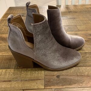 Gorgeous velvet women’s heeled boots